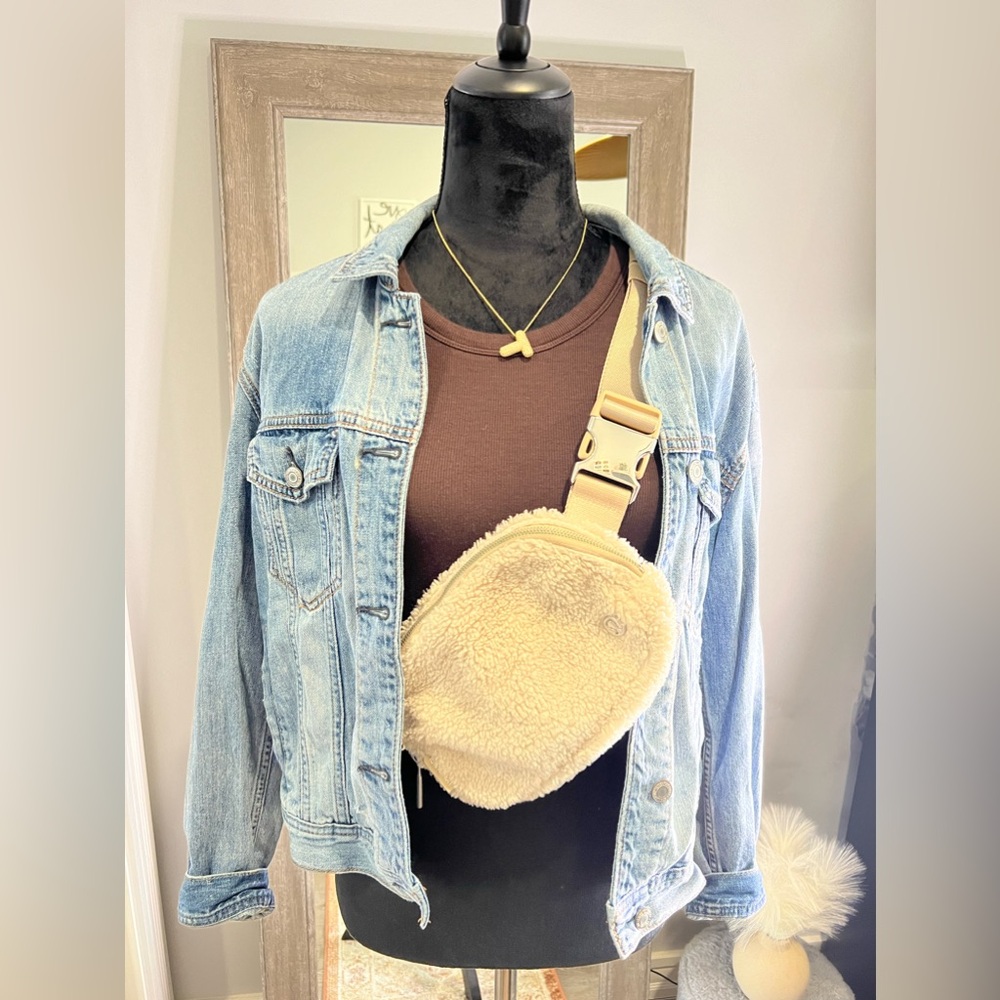 American Eagle Jean jacket, size medium, medium wash